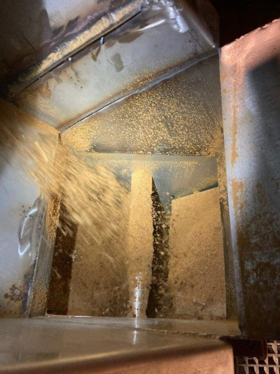 Improved quality of rendered meat and bone meal